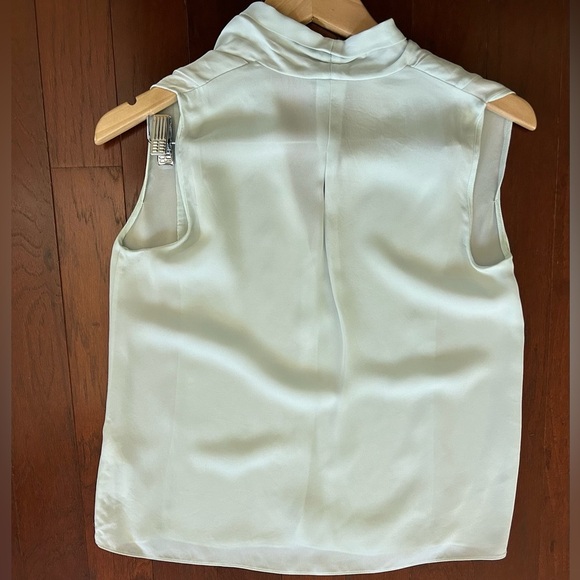 $275 retail VINCE SLEEVELESS DRAPE NECK BLOUSE 100% silk pastel green XS vneck - Picture 6 of 9